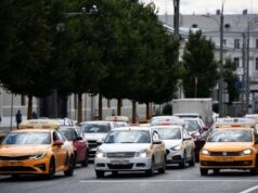 Агрегатор такси не вправе повышать цены при низком заряде батареи у клиента