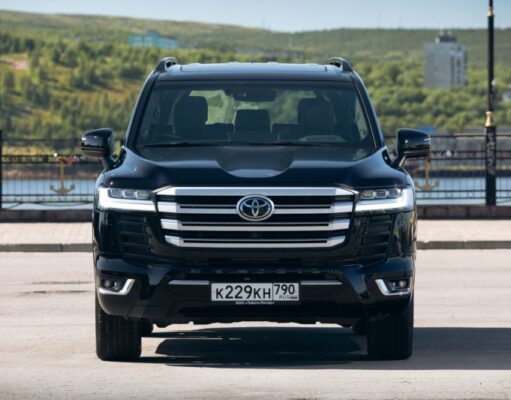 Toyota Land Cruiser 300 вызвал ажиотаж в России