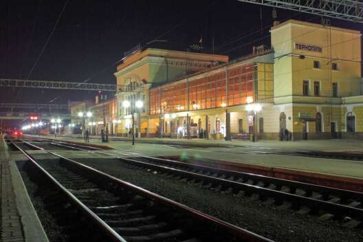 
            В Тернополе сошел с рельсов поезд Рахов - Киев        