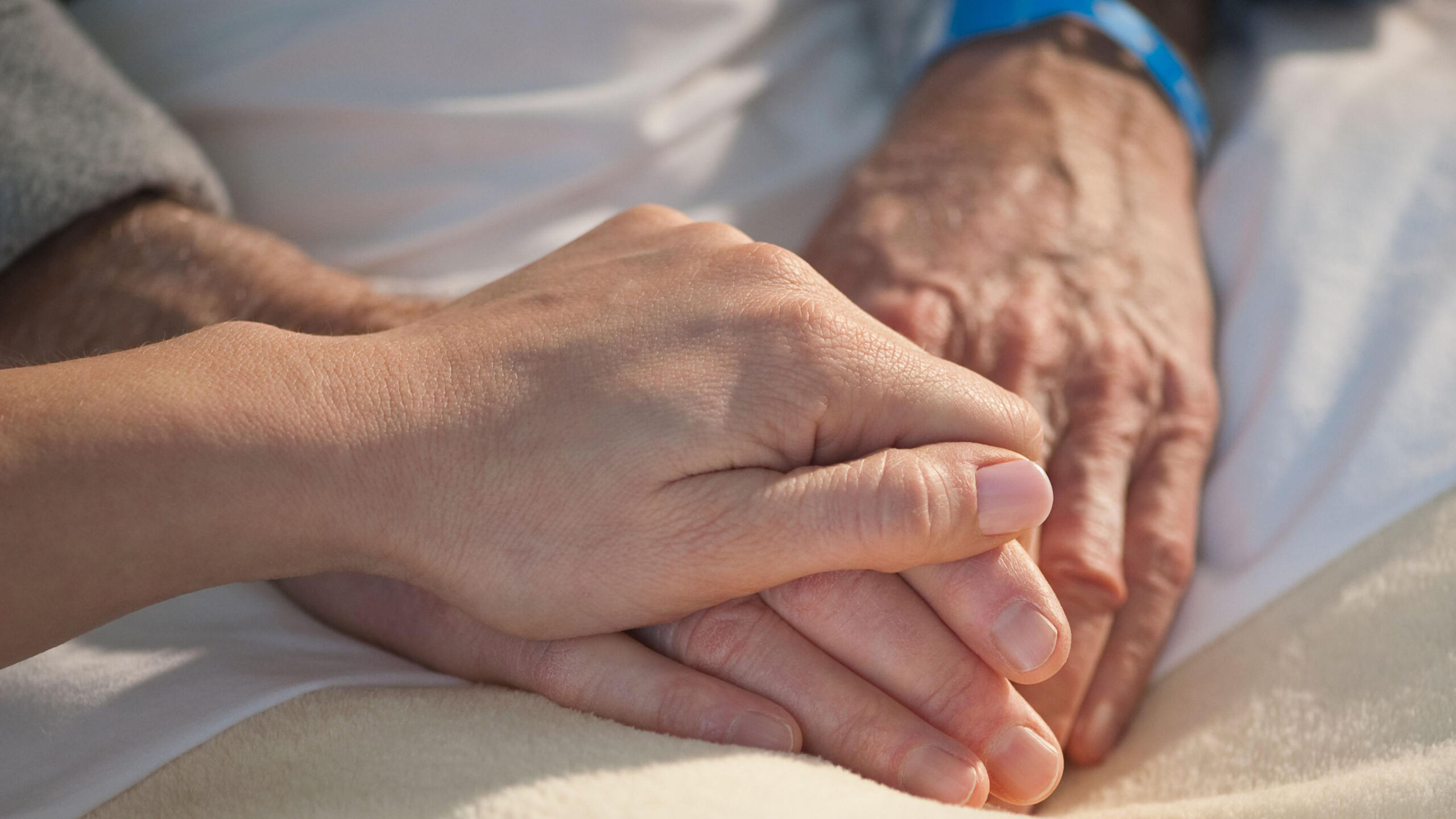 Как ухаживать после инсульта. Психологическая поддержка больных после инсульта. Забота о пожилых людях. Рука помощи пожилым людям.