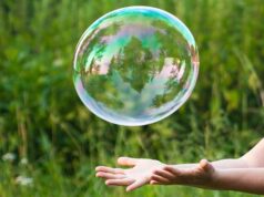 Ученые создали мыльный пузырь, который продержался почти полтора года