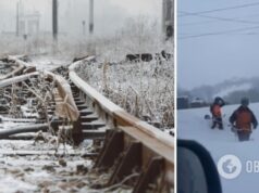 Посреди зимы в сугробах снега: на Закарпатье железнодорожников отправили косить бурьян. Видео
