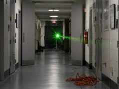 Физики установили мировой рекорд, выстрелив лазером вдоль университетского коридора