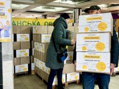 Помощь переселенцам из Лисичанска: в Днепре продолжается выдача продуктовых наборов от Фонда Рината Ахметова