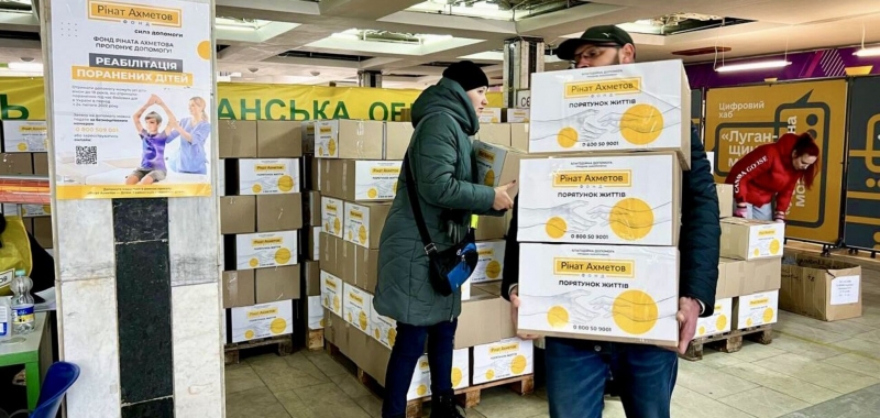 Помощь переселенцам из Лисичанска: в Днепре продолжается выдача продуктовых наборов от Фонда Рината Ахметова