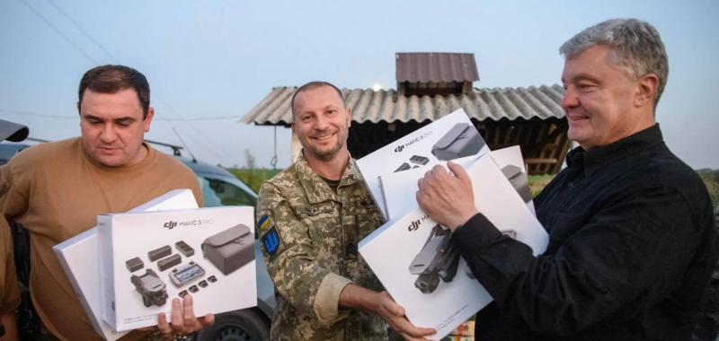 ''Мовики'' для ''эдельвейсов'': Порошенко привез штурмовикам дефицитные дроны последнего поколения