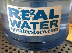 В США десятки людей отравились ракетным топливом в бутилированной воде Real Water