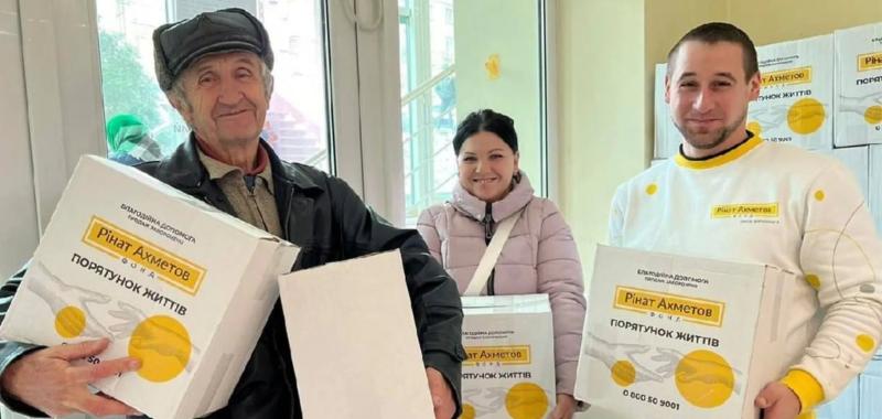 В ''Зеленом центре'' в Запорожье переселенцам выдали помощь от Фонда Рината Ахметова