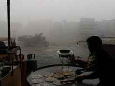 В столице Пакистана Лахоре чудовищный смог разгоняют искусственным дождем