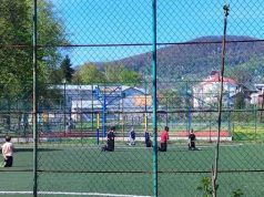 Перестали играть в футбол и стали на колени. Фото, как дети встречают Героя «на щите», растрогало сеть