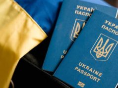 За границей перестали выдавать паспорта военнообязанным украинцам: Чалый указал на главную нестыковку