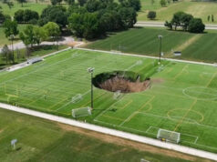 В штате Иллинойс прямо посреди спортивного поля образовалась огромная 30-метровая воронка
