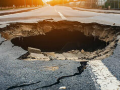 В Великобритании разработали асфальт, который самостоятельно затягивает ямы и трещины