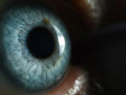 Американские ученые нашли безопасный способ коррекции зрения без использования лазера