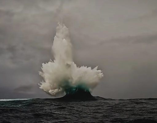 «Невозможную волну» запечатлели на видео у побережья Австралии