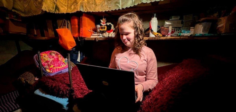 Школьница из Донецкой области победила в конкурсе от Фонда Рината Ахметова и получила современный ноутбук