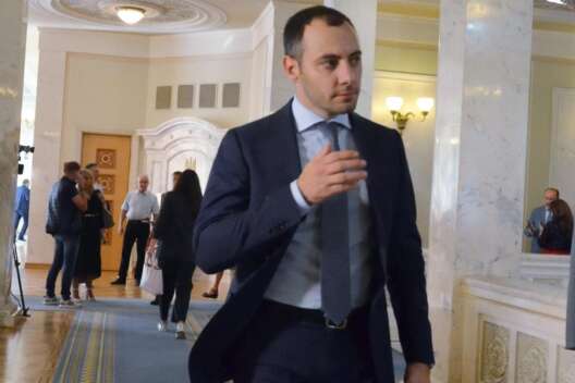 
            СНБО перепоручил руководить "Укрзализныцей" министру инфраструктуры        